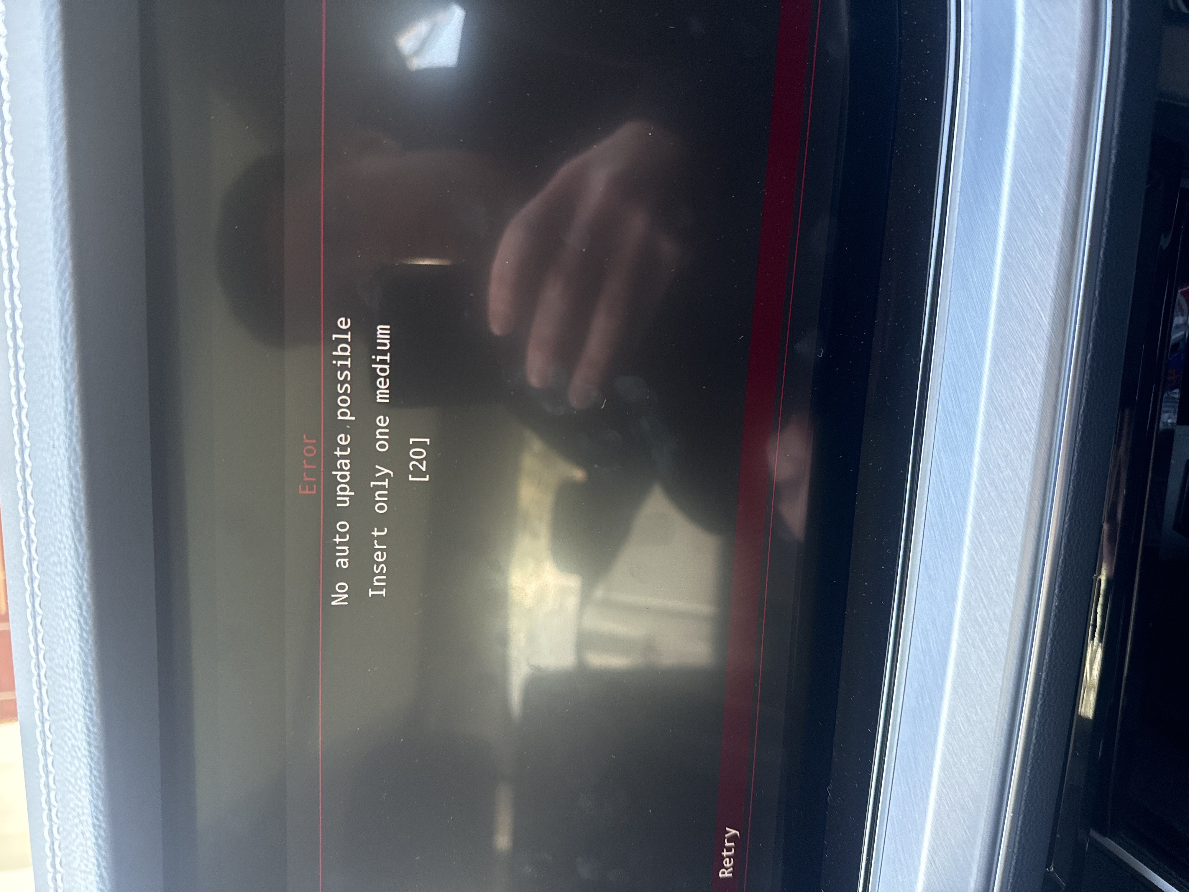 Car screen error: No auto update possible, insert only one medium, Retry