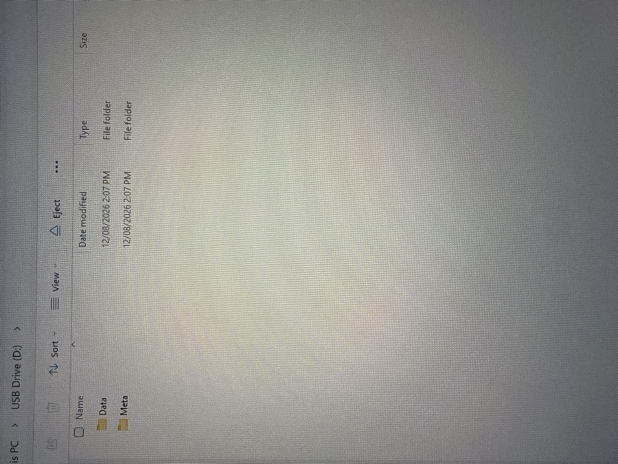 File explorer showing the USB drive with exactly two folders, Data and Meta, at the root